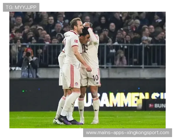 拜仁慕尼黑连续传中形成禁区混战